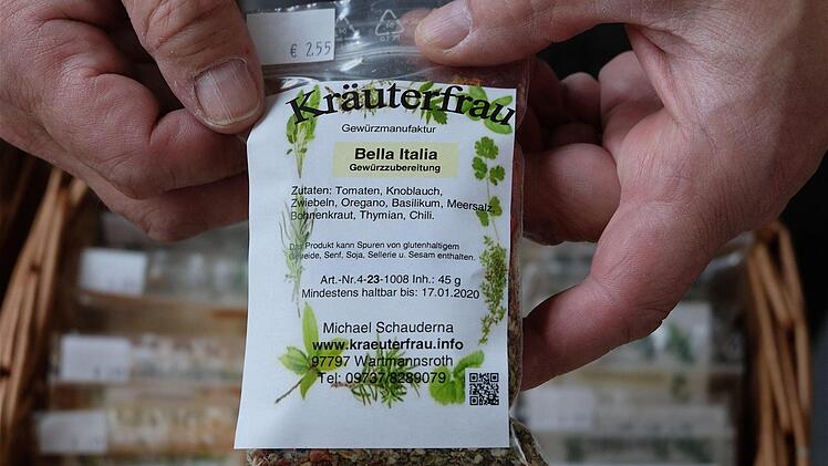 Eine Gewürzzubereitung "Bella Italia" von der Kräuterfrau aus Völkersleier trägt zum verführerischen Geschmack mediterraner Kost bei. Foto: Gerd Schaar