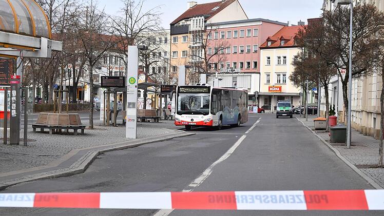 Der Stadtbus der Linie 902, dem am Freitagmittag die Aufmerksamkeit vieler Polizisten  und Passanten in der Innenstadt galt: Spezialisten des Landeskriminalamtes überprüften den Inhalt zweier Rucksäcke im Bus. Doch sie fanden nichts Gefährliches.  Fotos: Ronald Rinklef