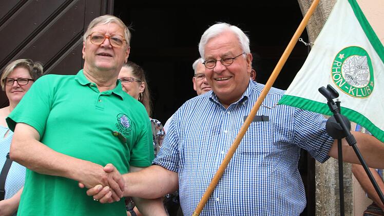 Aus Oberelsbach wanderte der Rhönklub-Zweigvereinsvorsitzende Peter Kubacky (links) mit einigen Wanderfreunden nach Münnerstadt, um den Wimpel des Hauptvorstandes an Präsident Jürgen Reinhardt (rechts) zu übergeben. Foto: Dieter Britz