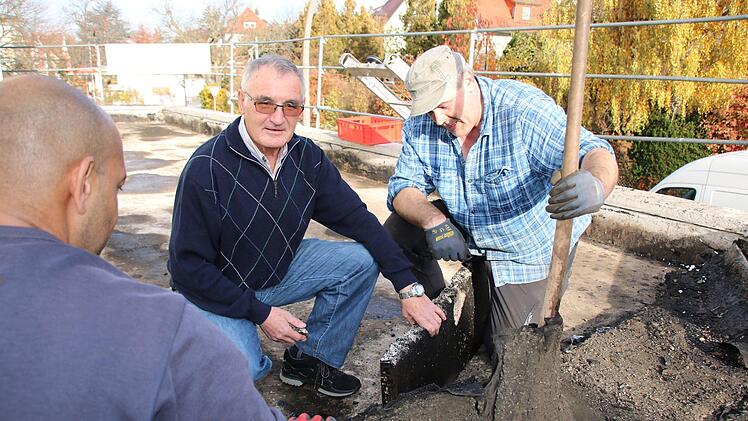 Erwin Hippler kontrolliert die Arbeiten auf dem Dach der Sakristei. Foto: Ralf Ruppert