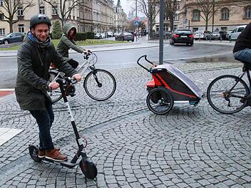 Die E-Scooter sind seit Freitag probeweise im Bamberger Stadtverkehr zugelassen. Foto: Sebastian Schanz