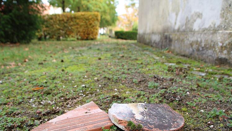 Die marode  Kapelle auf dem "Heldenfriedhof" in Höchstadt  ist  abgesperrt, das Innenleben mit Planen abgedeckt. Risse zeigen sich an  Wänden, Ziegel sind vom Dach gestürzt.  Foto: Christian  Bauriedel