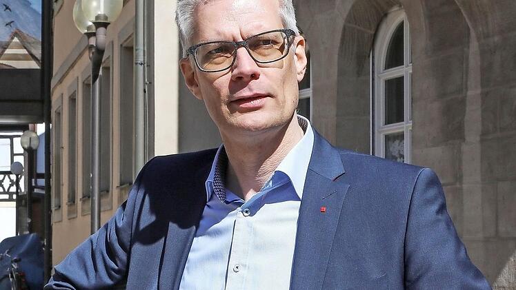 OB Uwe Kirschstein (SPD) weist die Vorwürfe, in der Corona-Krise verantwortungslos zu handeln, "weit" von sich.  Foto: Barbara Herbst