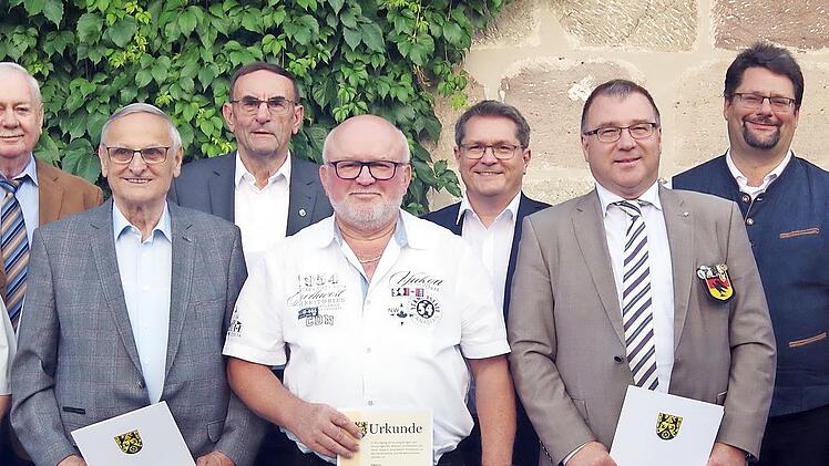 Diese Ehrenamtlichen aus der Marktgemeinde Küps wurden mit der Landkreis-Ehrennadel in Gold ausgezeichnet.