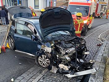 Kreis Kronach: Autofahrer erleidet medizinischen Notfall und kracht gegen Schild, Mauer und Stromkasten