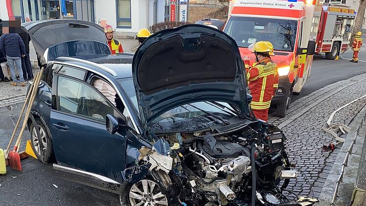 Kreis Kronach: Autofahrer erleidet medizinischen Notfall und kracht gegen Schild, Mauer und Stromkasten