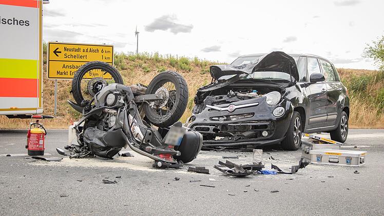 Schwerverletzte bei Frontalzusammensto&szlig; zwischen Auto und Motorrad in Erlbach
