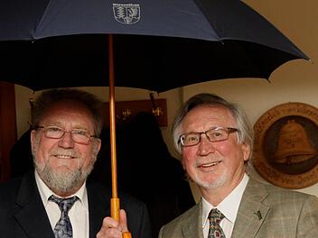 Schirmherrschaften: Ernst Drummer (r.) und sein Nachfolger Hans Weisel unter einem Regenschirm mit dem Wappen Wiesenthaus Foto: Galster