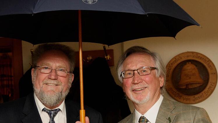 Schirmherrschaften: Ernst Drummer (r.) und sein Nachfolger Hans Weisel unter einem Regenschirm mit dem Wappen Wiesenthaus Foto: Galster