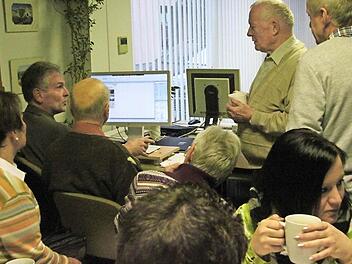 Redakteur Friedwald Schedel (2. v. l.) erklärt den vielen Gästen beim Redaktionsfrühstück, wie ein Artikel in die Zeitung kommt. Foto: Marco Meißner