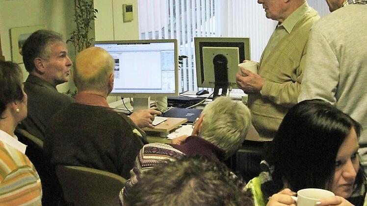 Redakteur Friedwald Schedel (2. v. l.) erklärt den vielen Gästen beim Redaktionsfrühstück, wie ein Artikel in die Zeitung kommt. Foto: Marco Meißner