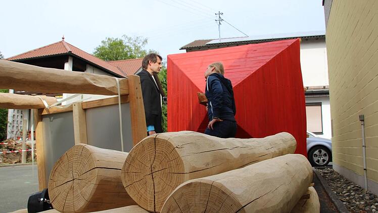 Die Spielgeräte für den Platz am Schülerhort sind schon da. Bürgermeister Roland Wolfrum und Hortleiterin Jennifer Hilme begutachten die imposanten Bauteile, die mit einigen Tricks durch die enge Hofzufahrt bugsiert werden mussten. Foto: Matthias Beetz