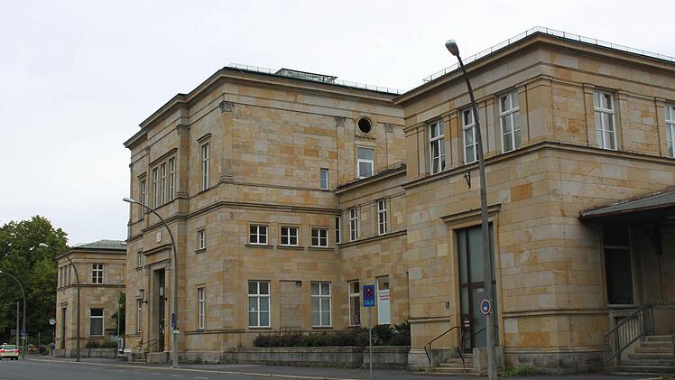 Das bad Kissinger Bahnhof von seiner Straßenseite. Foto: Mäuser