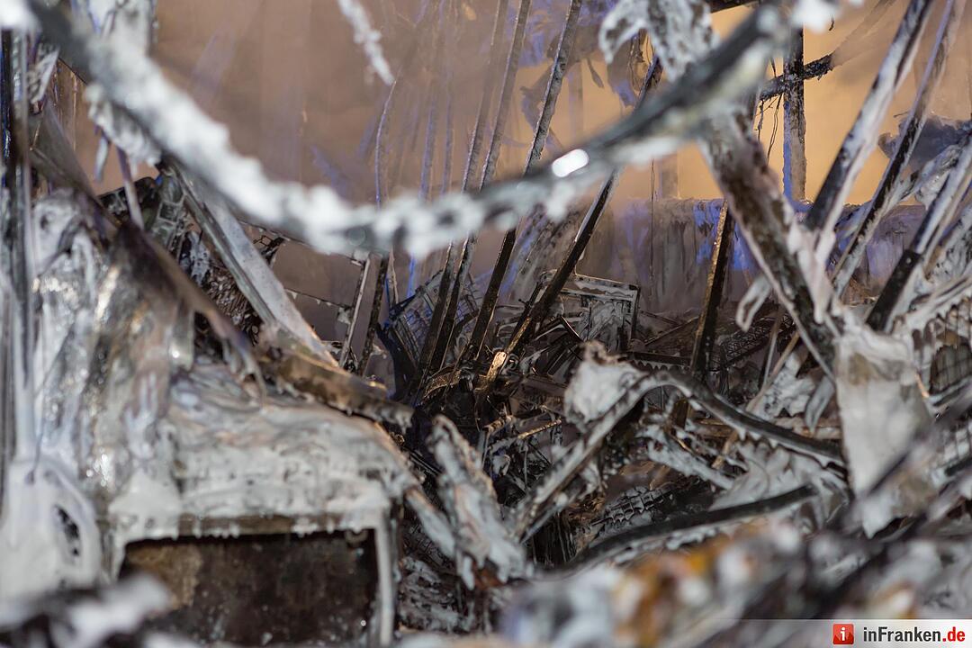 Erste Bilder: Mehrere Busse stehen in Vollbrand