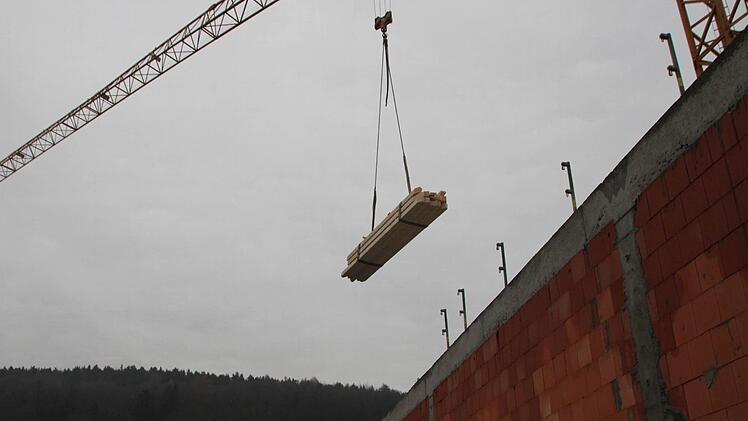 Ein Kran hievt Bauholz auf die Baustelle. Foto: Ulrike Müller