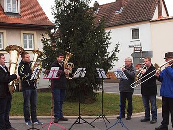 Die Uetzinger Blechbläser trugen unter der Leitung von Johann Schimmel (rechts) mit weihnachtlichen Weisen zum Gelingen der Feier bei. Foto: Alfred Thieret