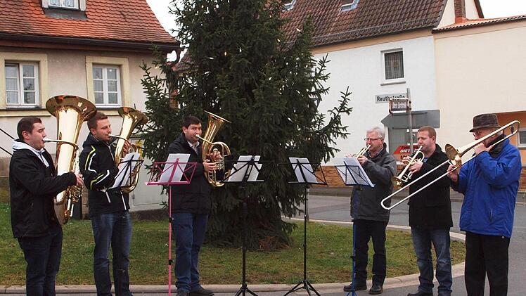 Die Uetzinger Blechbläser trugen unter der Leitung von Johann Schimmel (rechts) mit weihnachtlichen Weisen zum Gelingen der Feier bei. Foto: Alfred Thieret