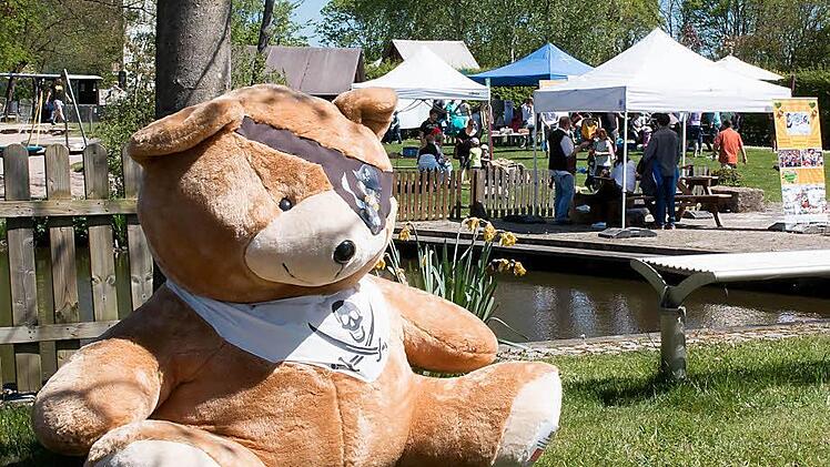 Großes Abschlussfest für Neustadt und seine Kinder: das Piratenfest im Freitzeitpark lockte am Sonntag unzählige Familien an. Foto: Albert Höchstädter