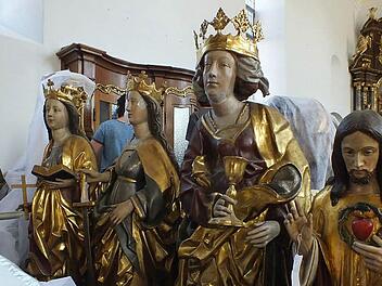 Die Heiligenfiguren werden vor Ort vom Staub und Schmutz der Jahre befreit und kleinere Schäden restauriert. Fotos: Manfred Welker