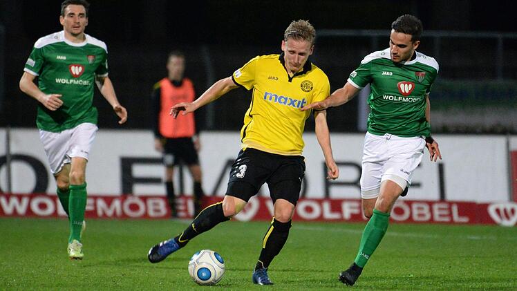 Philipp Hannemann (Mitte) gegen den Schweinfurter Nikola Jelisic. Foto: Peter Mularczyk