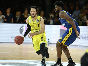 Kyan Anderson (links) überspielt den Oldenburger Frantz Massenat. Foto: Peter Mularczyk