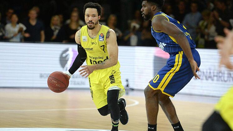 Kyan Anderson (links) überspielt den Oldenburger Frantz Massenat. Foto: Peter Mularczyk