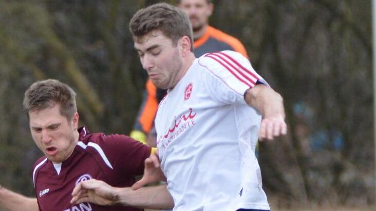 Der Lichtenfelser Torsch&uuml;tze Maximilian Pfadenhauer (rechts) im Zweikampf mit dem Erlanger Andreas Hartmann. Foto: Gunther Czepera