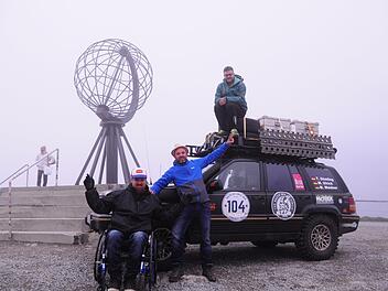 Etwas übermüdet, aber glücklich: Markus Weidner, Martin Ulrich und Tobias Dömling (von links) haben nach 26-stündiger Fahrt auf der Etappe den nördlichsten Punkt der Baltic Sea Rallye erreicht: das Nordkap. Foto/Selbstauslöser: Martin Ulrich