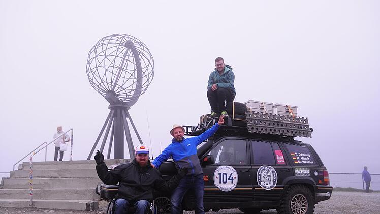 Etwas übermüdet, aber glücklich: Markus Weidner, Martin Ulrich und Tobias Dömling (von links) haben nach 26-stündiger Fahrt auf der Etappe den nördlichsten Punkt der Baltic Sea Rallye erreicht: das Nordkap. Foto/Selbstauslöser: Martin Ulrich