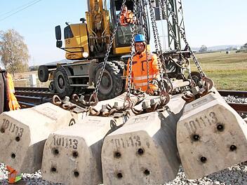 Die Betonschienen werden einzeln auf dem Schotterbett verlegt.  Fotos: Josef Hofbauer