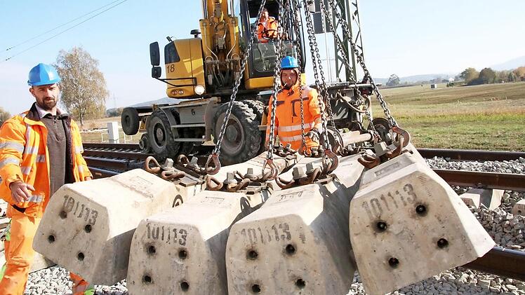 Die Betonschienen werden einzeln auf dem Schotterbett verlegt.  Fotos: Josef Hofbauer