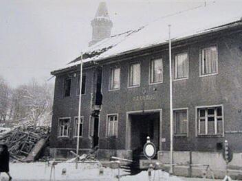 Nur noch das Eckgebäude blieb während der Zeit des Rathausneubaus stehen. Hier waren bis zum Einzug ins neue Rathaus weiterhin die Stadtpolizei, das Haupt- und Personalamt sowie die Dienstzimmer des damaligen Oberbürgermeisters Ernst Bergmann untergebracht.