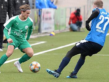 Finn Habel (links) erhielt von Trainer Markus Taschner das Vertrauen und beackerte in seinem sechsten Landesligaeinsatz f&uuml;r die Neudrossenfelder die rechte Seite. In dieser Szene ist er schneller als der Herzogenauracher Tim Spielmann. Foto: Peter Mularczyk