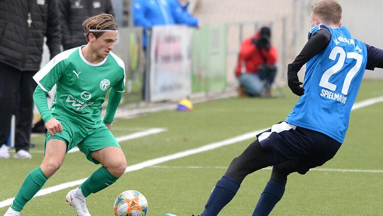 Finn Habel (links) erhielt von Trainer Markus Taschner das Vertrauen und beackerte in seinem sechsten Landesligaeinsatz f&uuml;r die Neudrossenfelder die rechte Seite. In dieser Szene ist er schneller als der Herzogenauracher Tim Spielmann. Foto: Peter Mularczyk