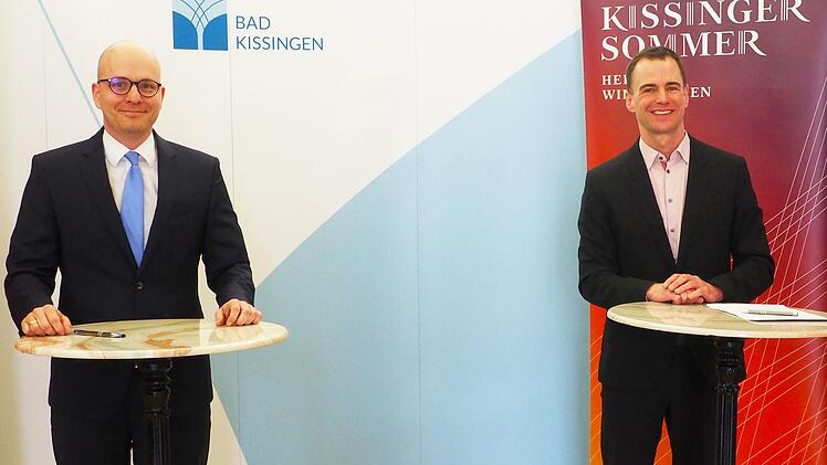Vertragsunterzeichnung am 10. März in Bad Kissingen: Oberbürgermeister Dirk Vogel (links) mit  Alexander Steinbeis.