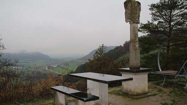 Sponsoren haben sich gefunden, die die Sitzgruppe am Mittleren Weinbergweg umgestalten wollen, um für mehr Personen Sitzmöglichkeiten zu schaffen.                                  Das Gremium gab für die Planung freie Hand. Foto: Hilmar Ruppert