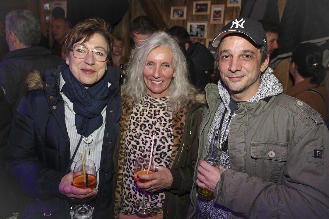 Beste Partystimmung bei voller Hütte.