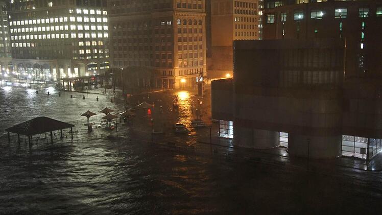 Das Wasser drückt immer weiter in die Straßen.
