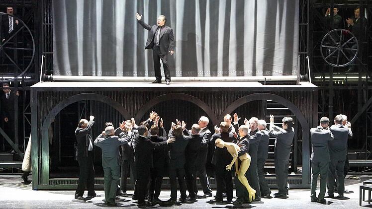 Szene mit Kwangchul Youn als Ferrando (oben) und dem Staatsopernchor
