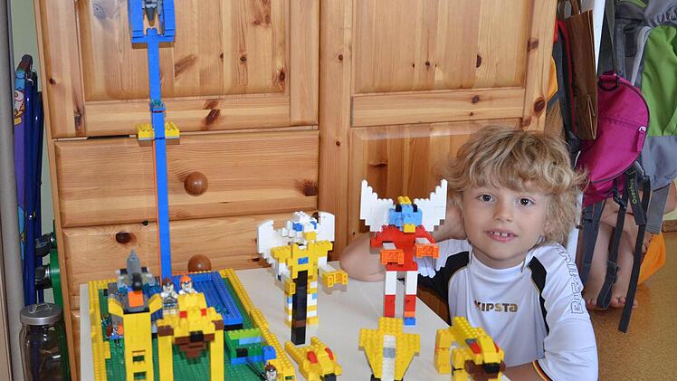 Lukas (6) hat uns mehrere geflügelte Roboter gebaut. Foto: Familie Schwendner