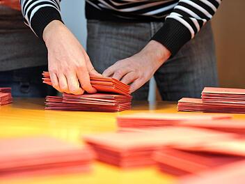 Viel zu tun: Für Wahlhelfer geht es nicht nur ums Auszählen der Stimmen. Ihr Tag beginnt oftmals noch vor 8 Uhr morgens.  Foto: Archiv
