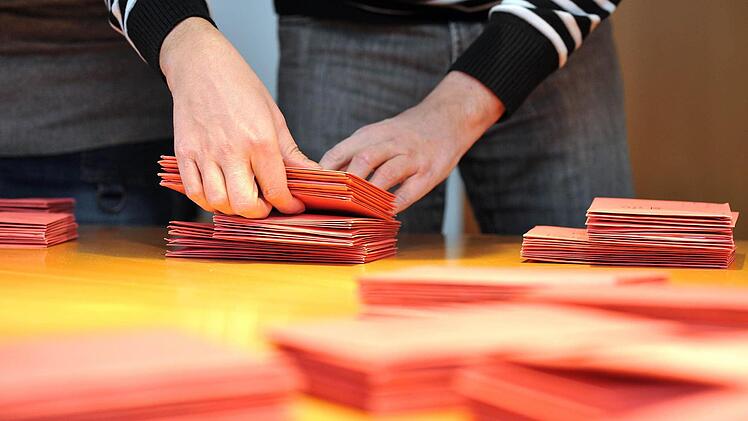 Viel zu tun: Für Wahlhelfer geht es nicht nur ums Auszählen der Stimmen. Ihr Tag beginnt oftmals noch vor 8 Uhr morgens.  Foto: Archiv