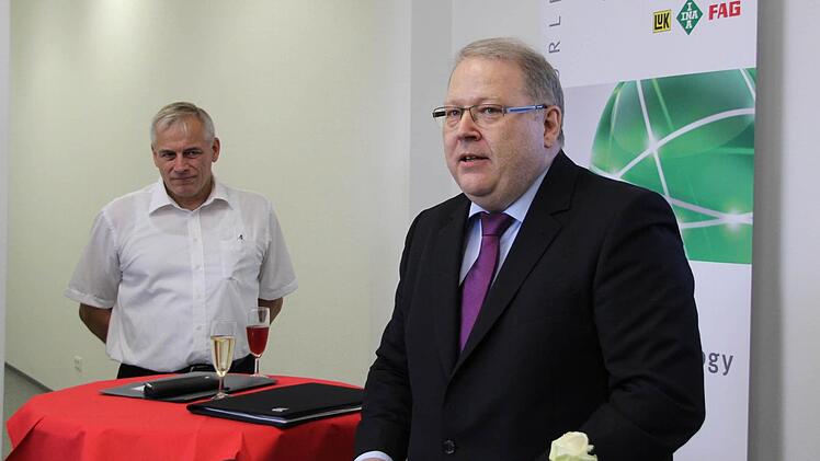 Der Technische Leiter des Schulungszentrum Karlheinz Lindner begrüßt die Gäste. Im Hintergrund lauscht Trainer Stefan Jäger.