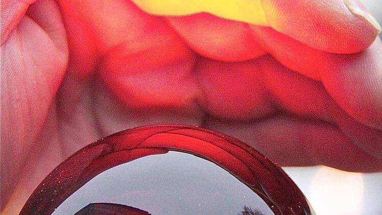 Spiegelbild: Die Kugel spiegelt den Pfaffenhausener Kirchplatz wider