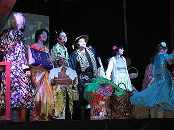 Farbenprächtige Kostüme waren nur ein Grund für den Erfolg der Inszenierung. Fotos: Veronika Schadeck