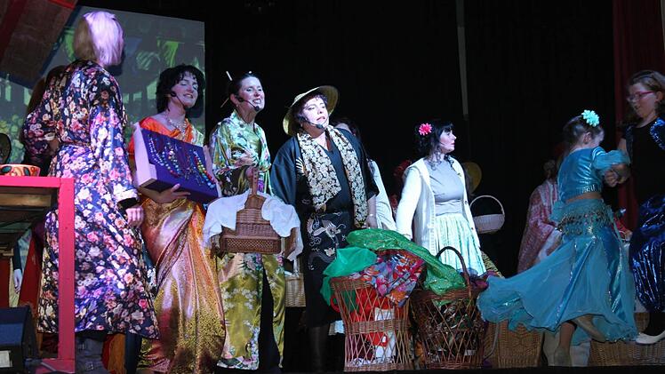 Farbenprächtige Kostüme waren nur ein Grund für den Erfolg der Inszenierung. Fotos: Veronika Schadeck