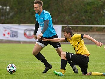 Kaum zu halten waren die Redwitzer Fußballer (blaues Trikot) beim Erdinger Meister-Cup. In dieser Szene geht ein Niederlamitzer in die Knie.  Fotos: Heinrich Weiß