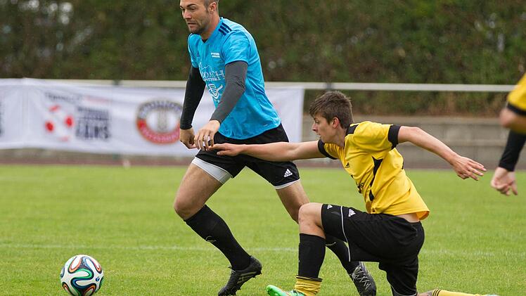 Kaum zu halten waren die Redwitzer Fußballer (blaues Trikot) beim Erdinger Meister-Cup. In dieser Szene geht ein Niederlamitzer in die Knie.  Fotos: Heinrich Weiß