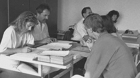 Das Arbeitsamt hilft bei der Vermittlung.