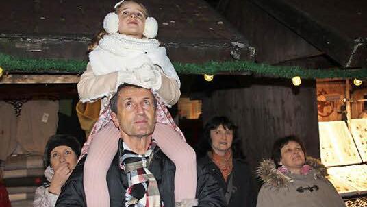 Aus der Perspektive sieht man das Christkind besser. Foto: Friedwald Schedel